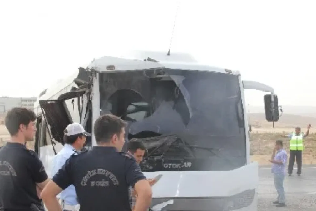 Polis Otobüsleri Kaza Yaptı: 14 Yaralı