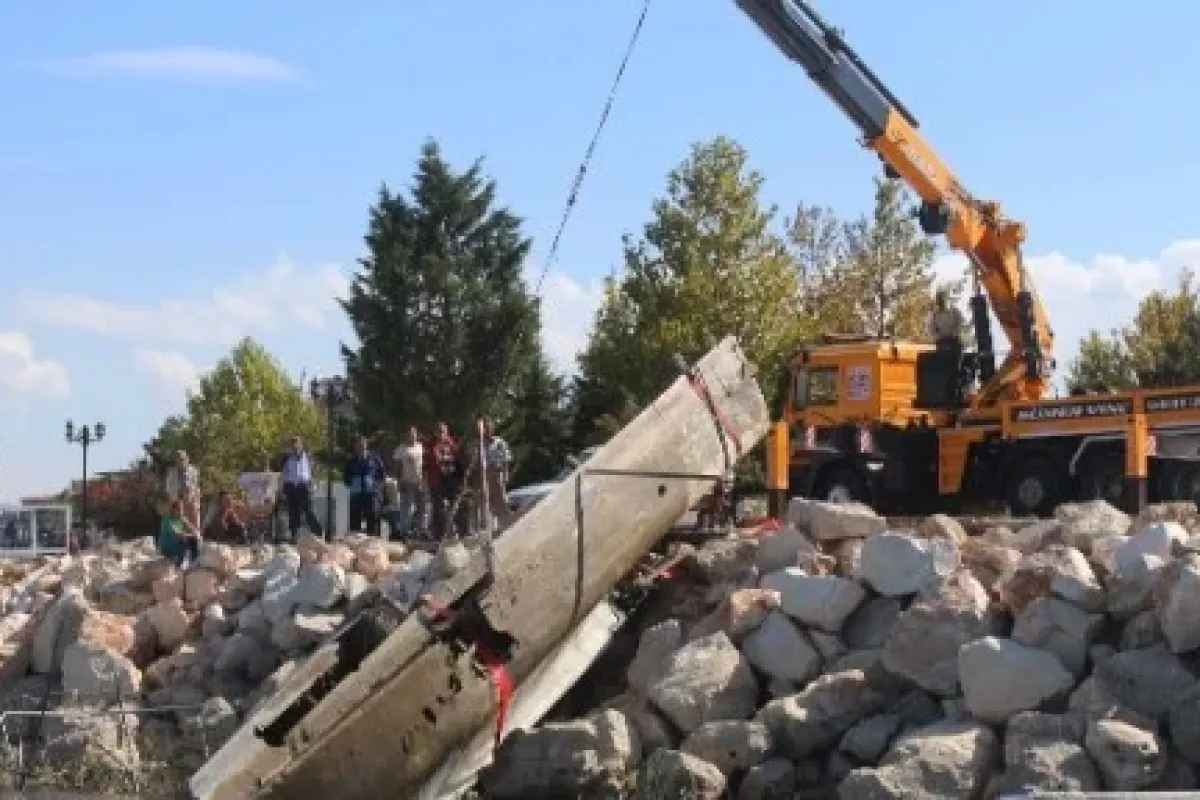 Batık Teknelerin Enkazları çıkarılıyor