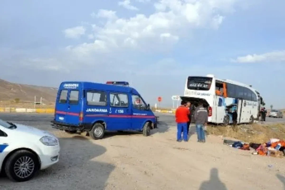 Otobüs Devrildi: 36 Yaralı