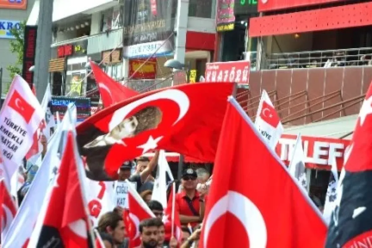 Türk Bayrağına Yapılan Saldırılara Protesto