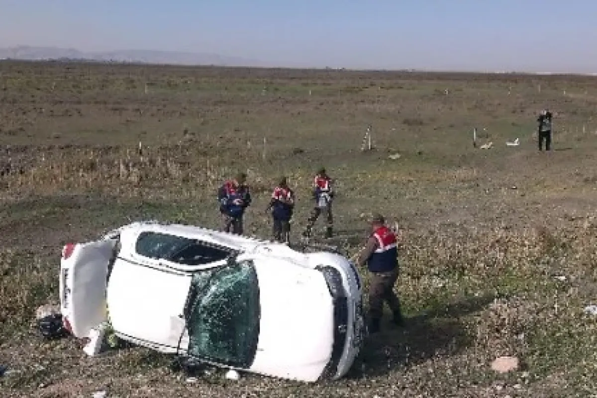 Otomobil şarampole Yuvarlandı: 2 ölü, 1 Yaralı
