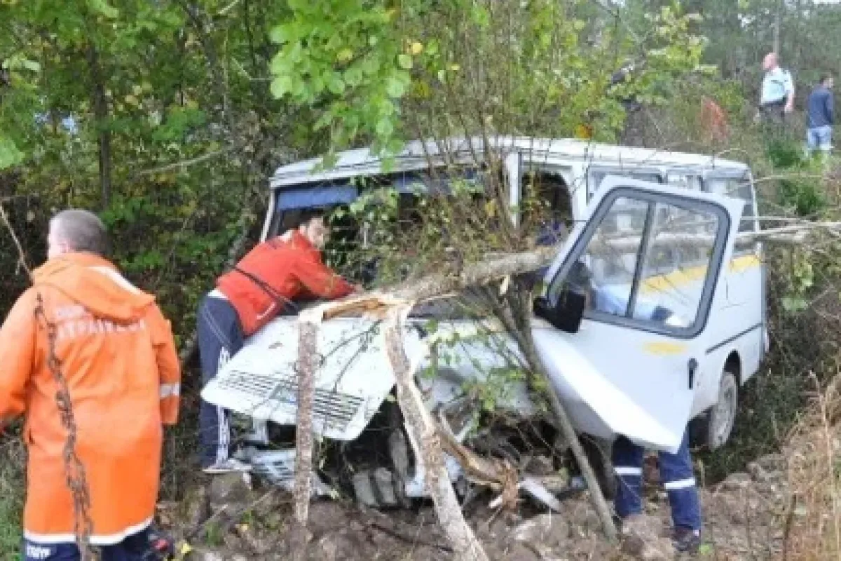Öğrenci Servisi Uçuruma Uçtu: 13 Yaralı