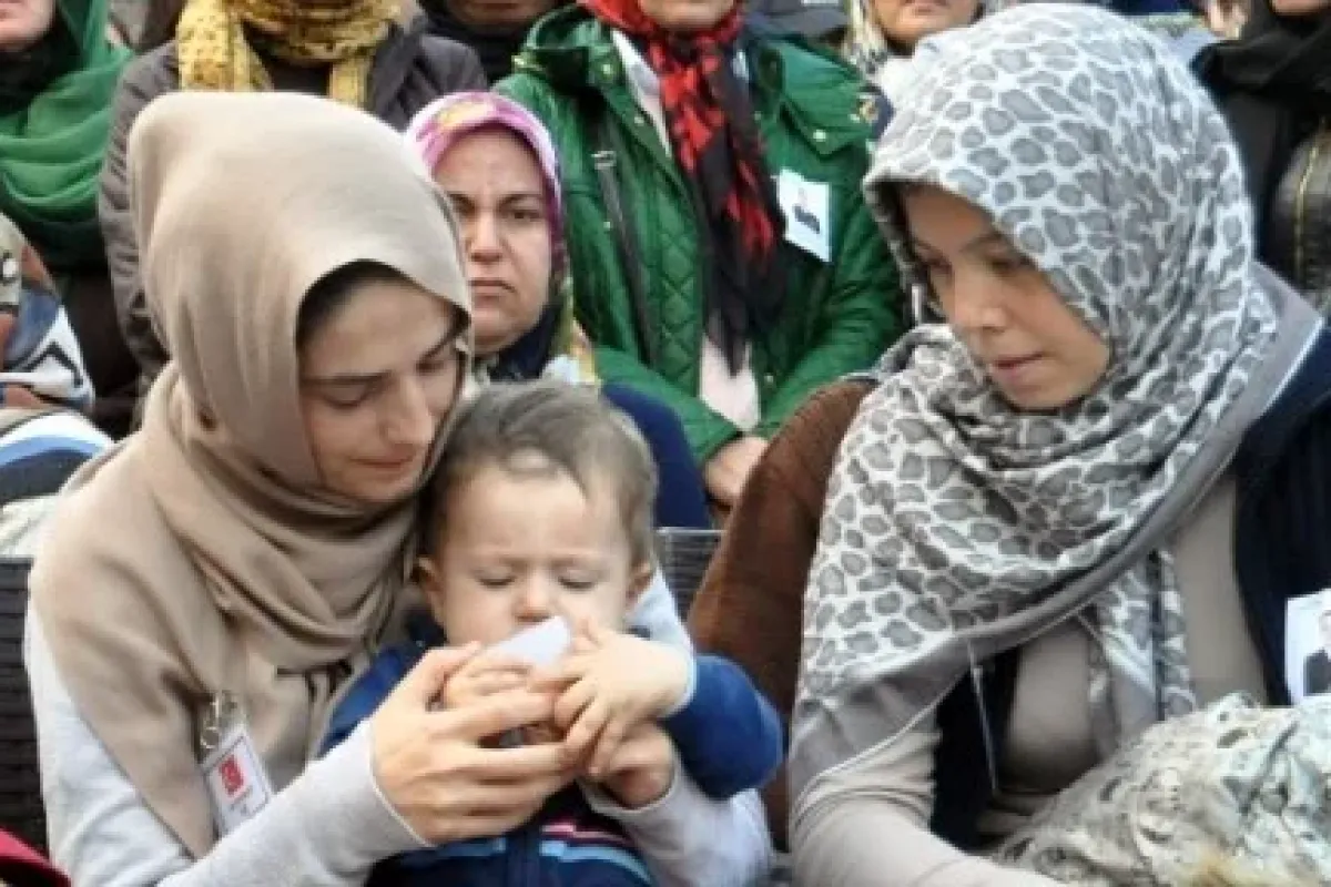 Babasının Fotoğrafına Bakıp Ağladı