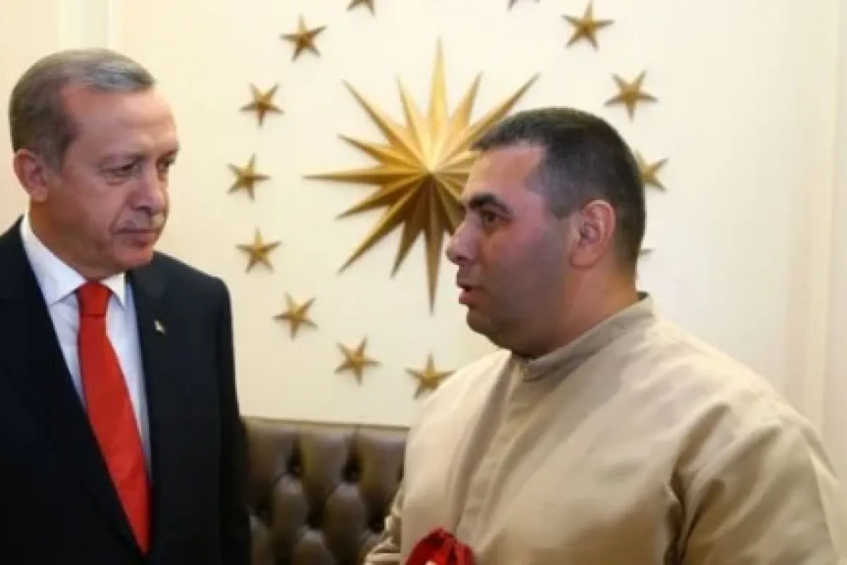 Getirdikleri Toprağı Ve Bayrağı Takdim Ettiler