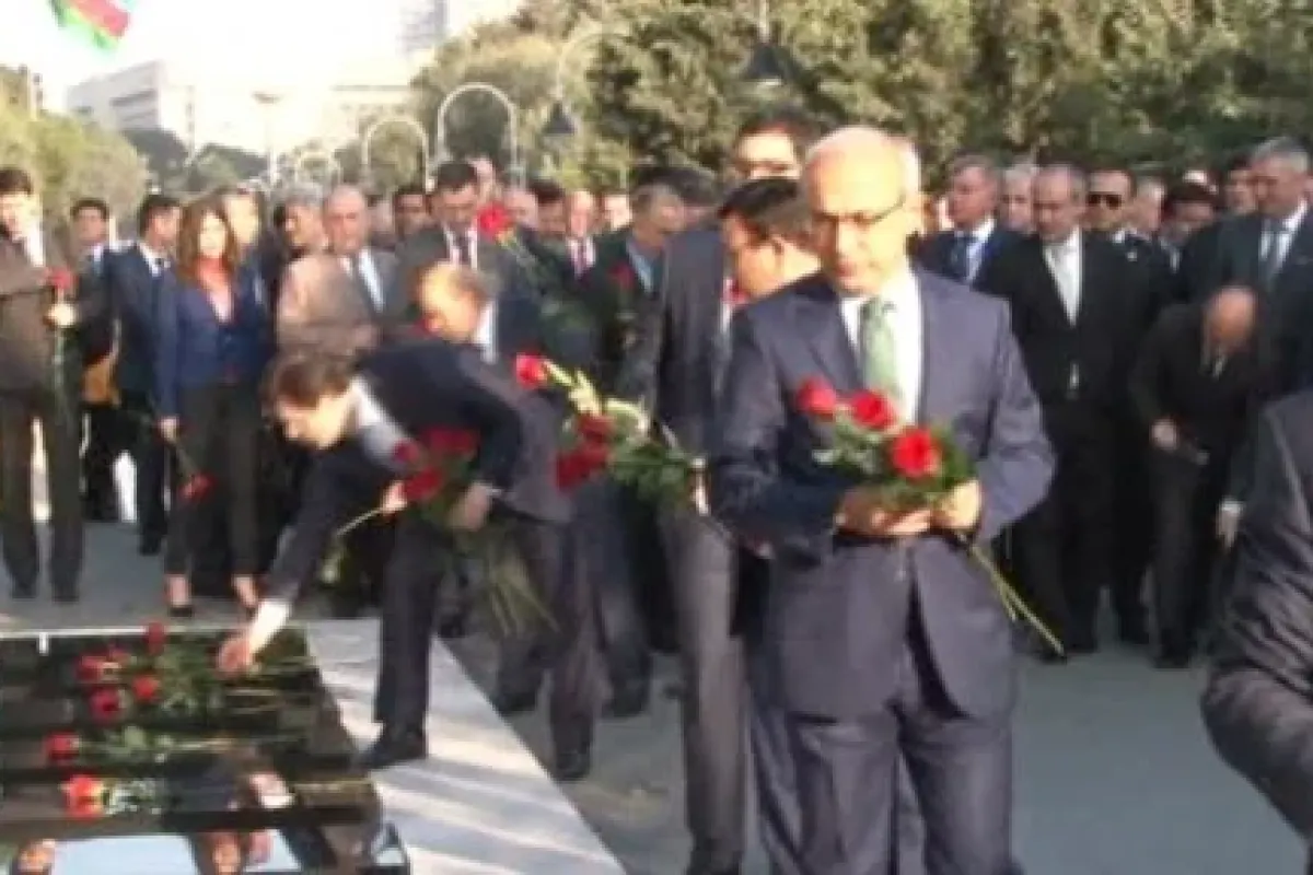 Aliyev Ve şehitlerin Mezarlarını Ziyaret Etti