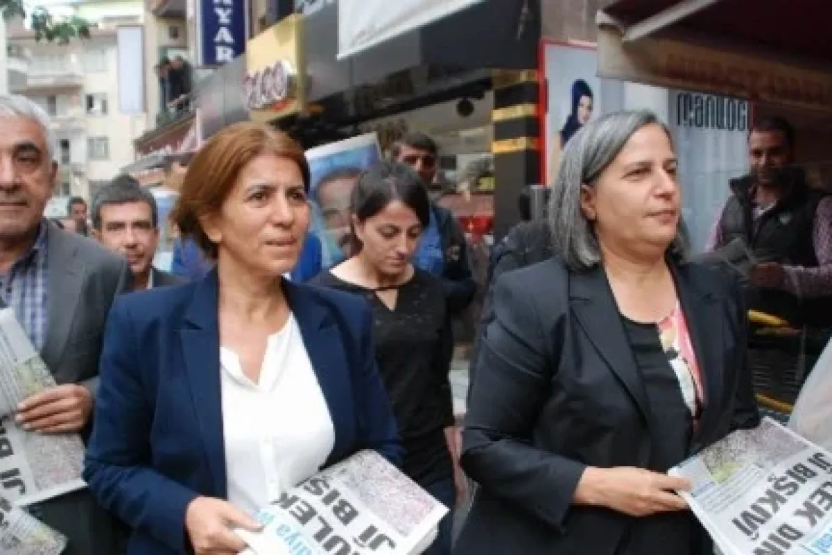 Gültan Kışanak Gazete Dağıttı