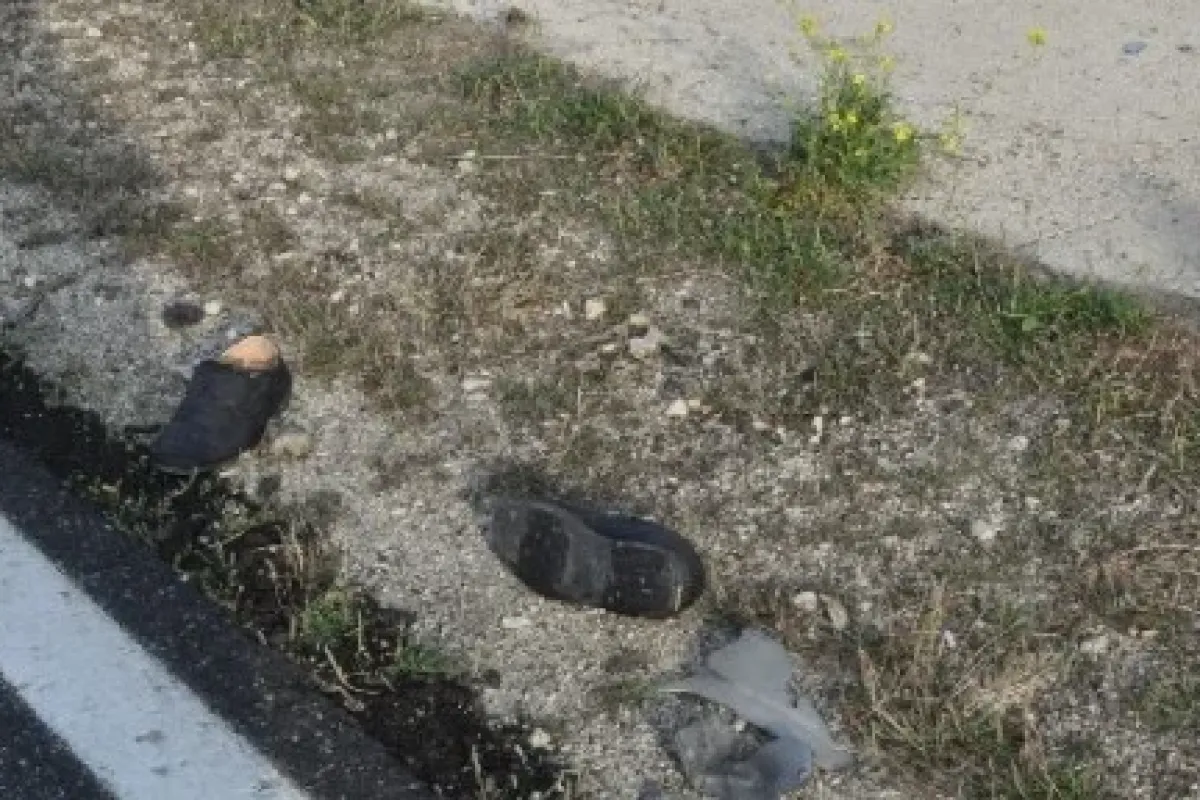 Bastonu Bir Yana Ayakkabıları Diğer Yana Fırladı