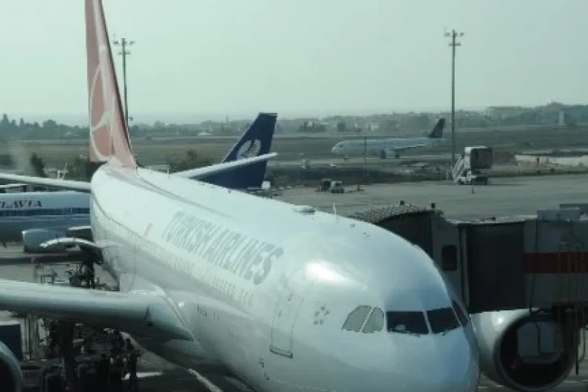 Thy Uçağına Bagaj Arabası çarptı