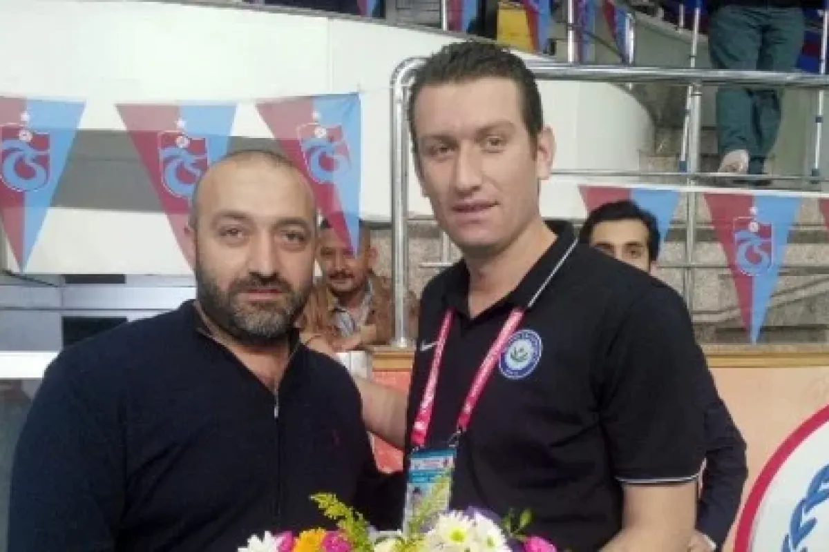Yumruk Attığı Antrenöre çiçek Verdi