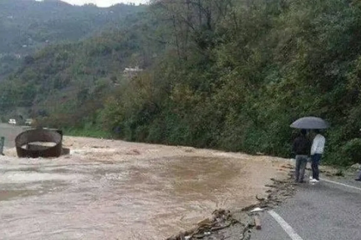 Sel Karayolunu Ulaşıma Kapattı