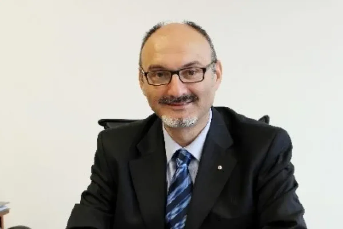 "internet Insanı Başka Bir Sosyal Kimliğe Bürüyor"