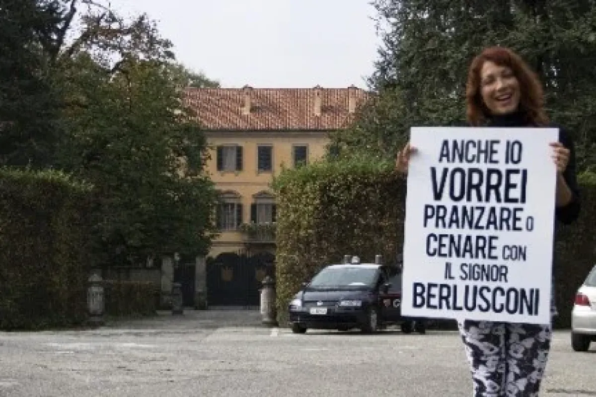 Berlusconi’nin Evi önünde Pankart Açan Türk Transeksüel