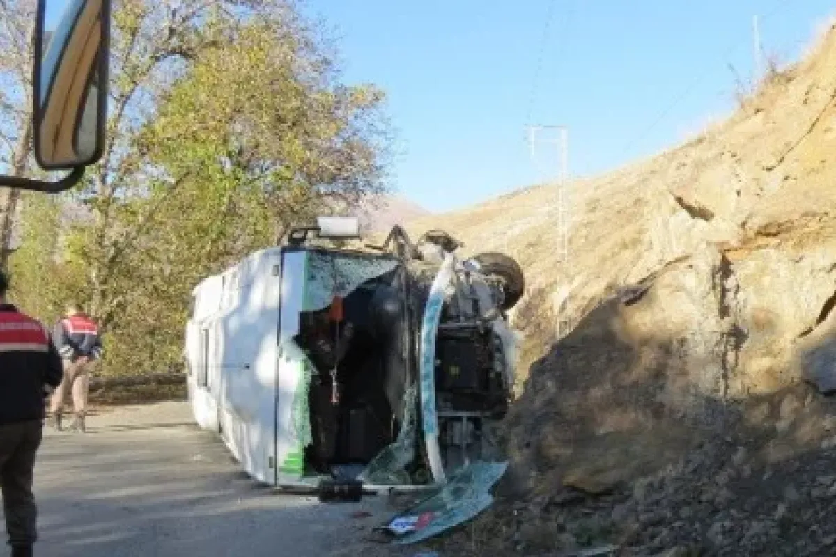 Öğrenci Servisi Devrildi: 15 Yaralı
