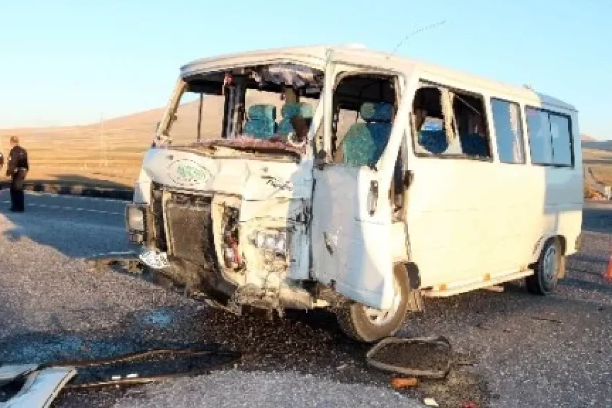 Tır Ile Minibüs çarpıştı: 14 Yaralı