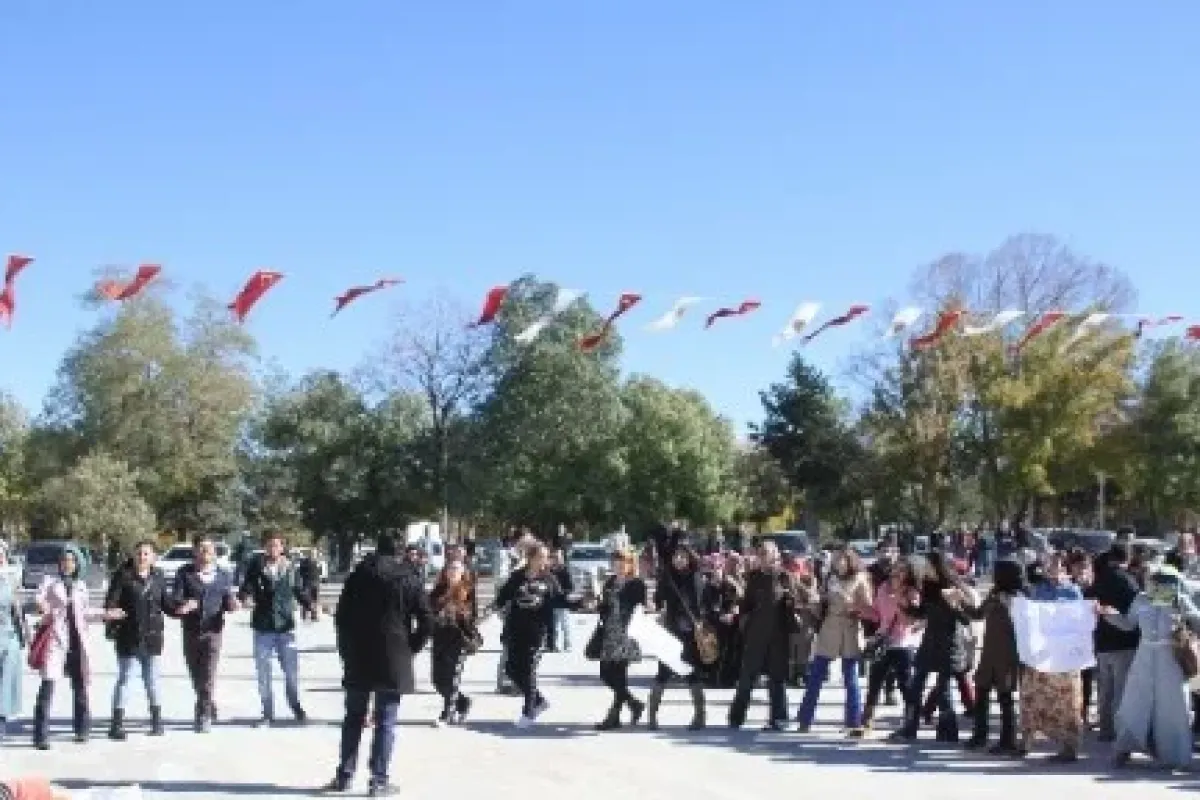 Öğrencilerden Halaylı Eylem