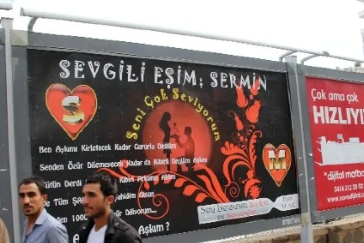 Dev Billboardla Eşinden özür Diledi