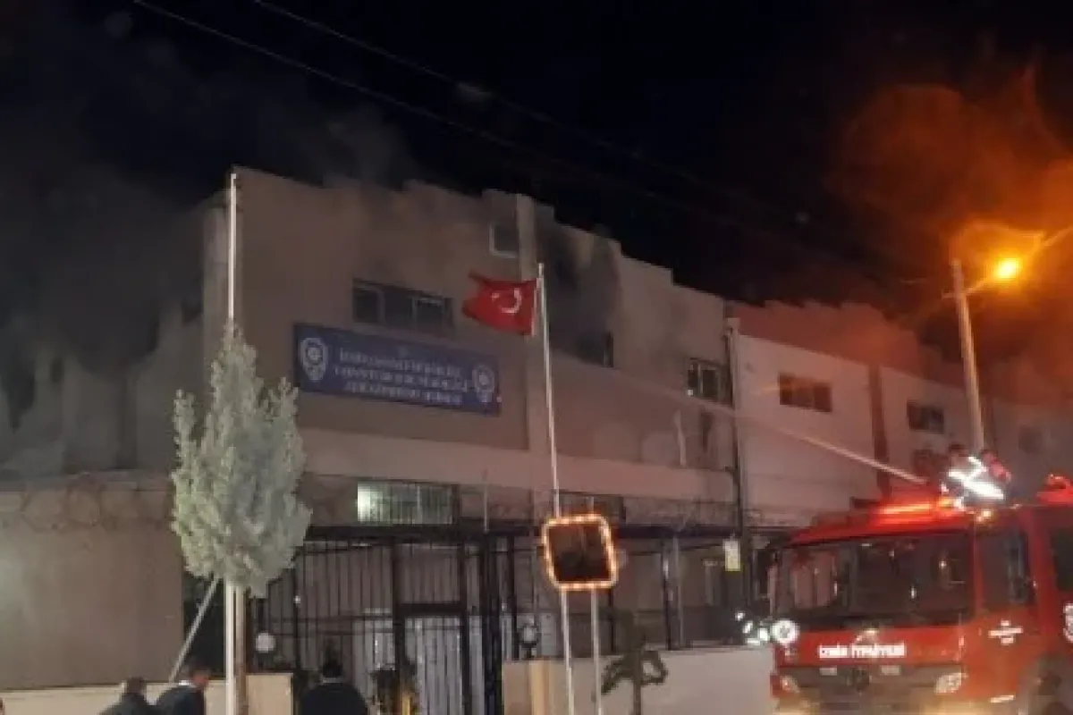 Kaçak Göçmenler Binayı Yine Ateşe Verdi
