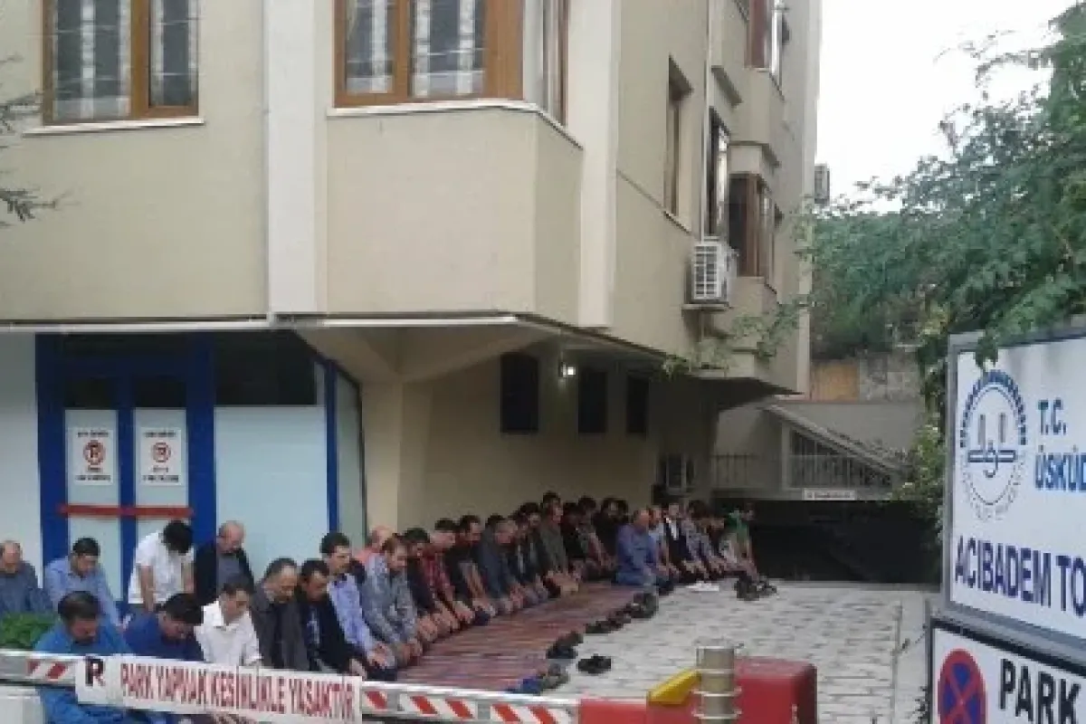 Validebağ’da Apartman Boşluğunda Cuma Namazı