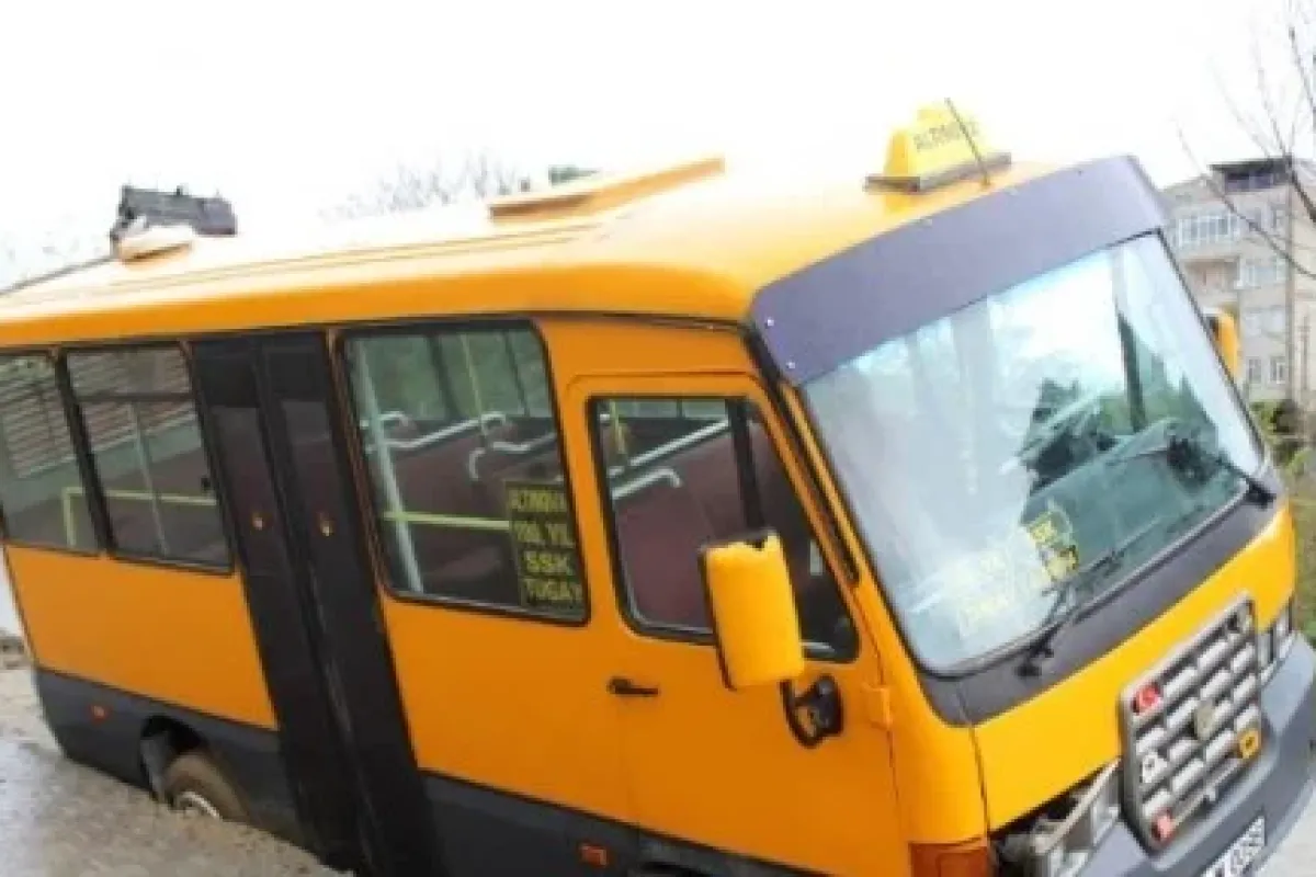 Minibüs Yarığa Düştü