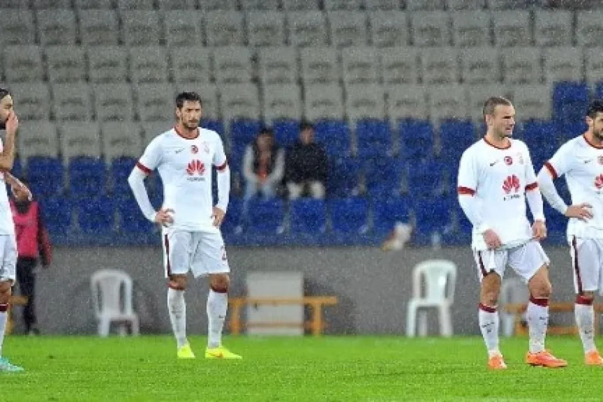 Perdeyi Yaralı Aslan Açıyor