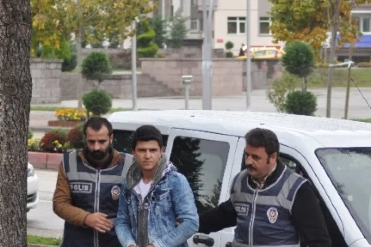 Sevgilisine Kızdı 9 Araç Lastiğini Kesti