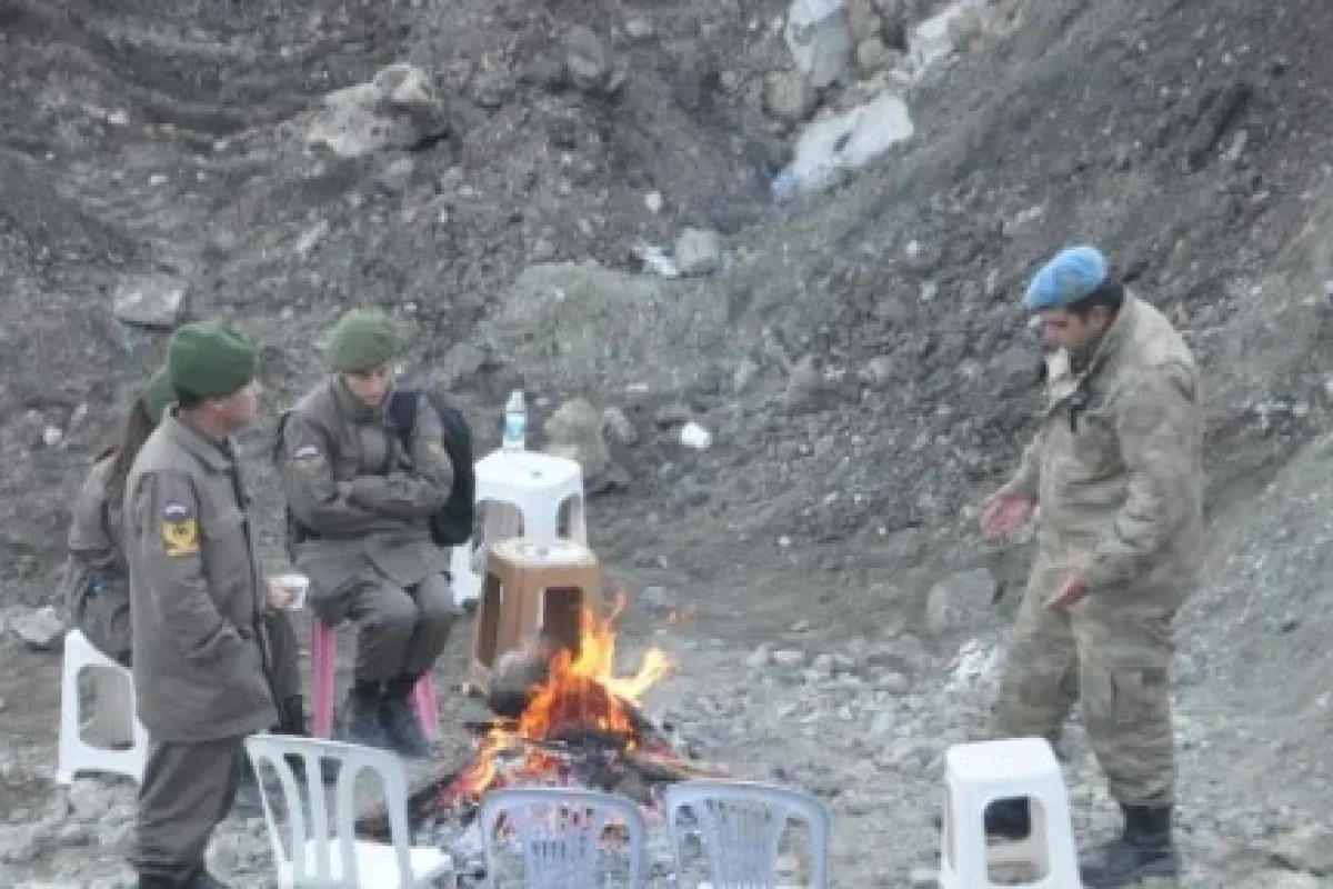 Ermenek’te Güvenlik Güçleri Ateş Yakarak ısınıyor