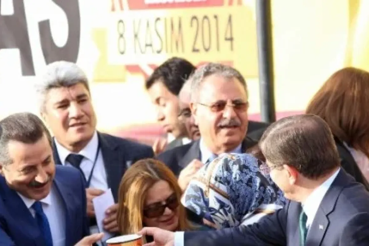 Eşiyle Birlikte Aşure Dağıttı
