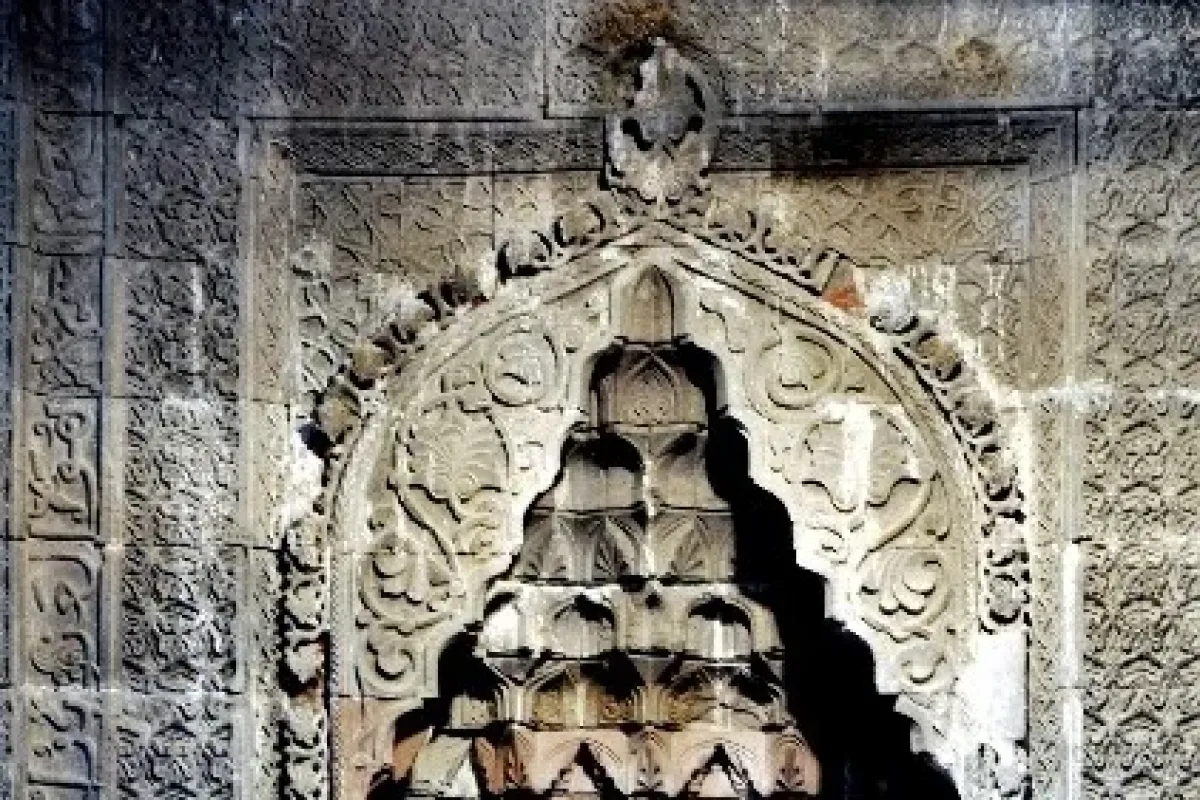 Tarihi Camide Kadın Silüeti