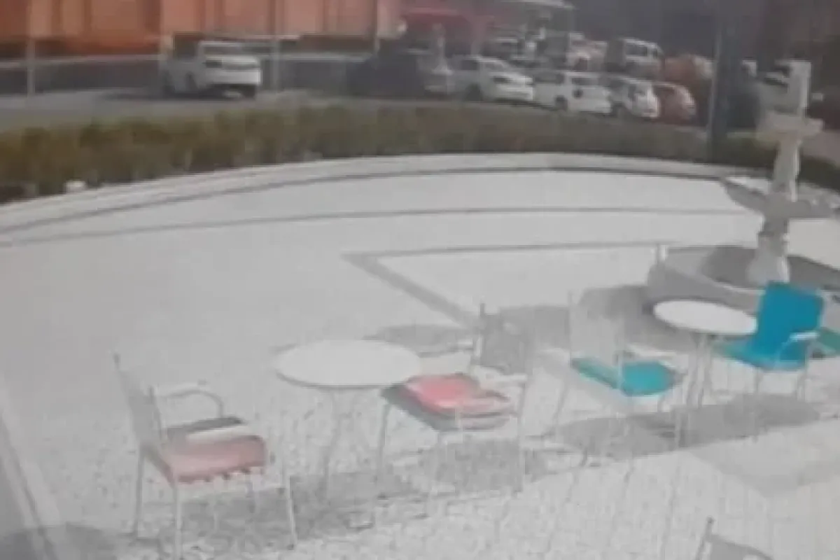 Virajı Alamayan Minibüs Durağa Girdi