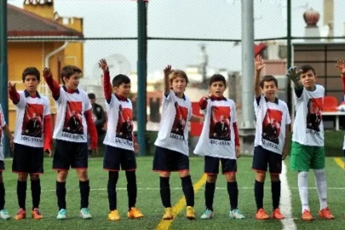 Minik Futbolcular Atatürk’ü Andı