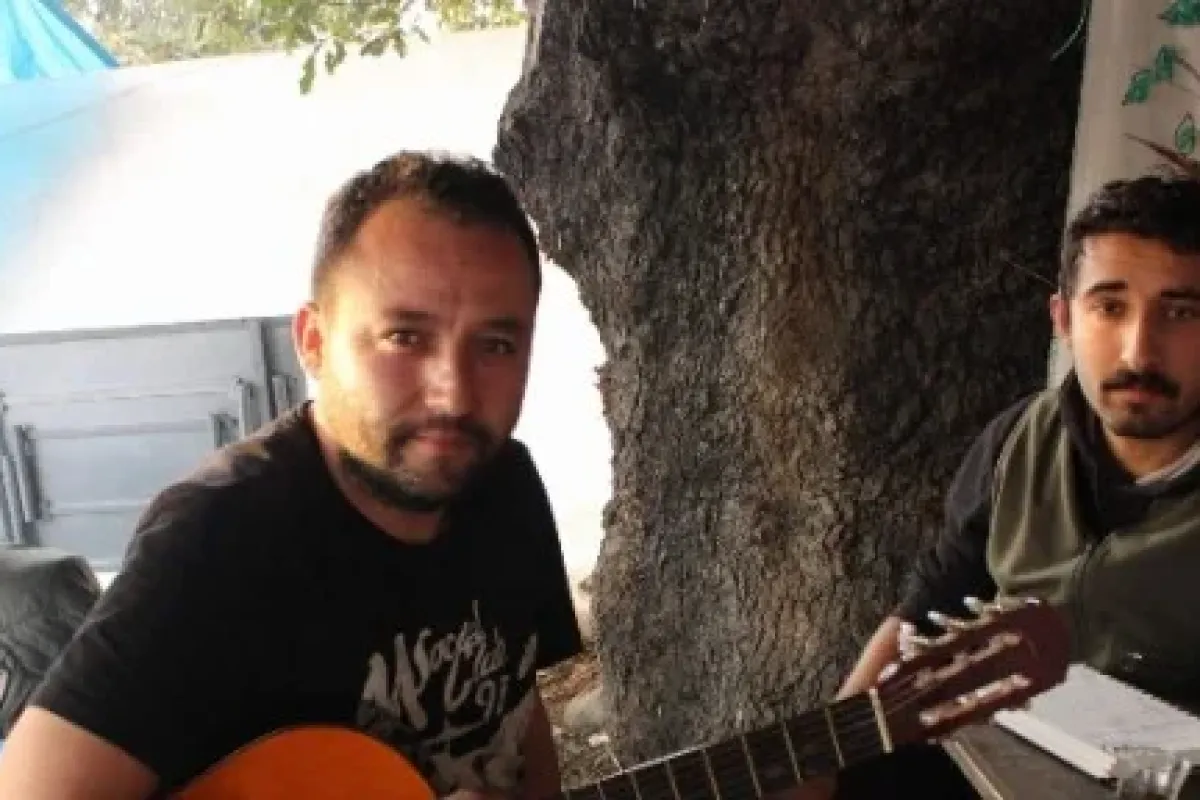 Kesilen Zeytin Ağaçları Için şarkı Besteledi