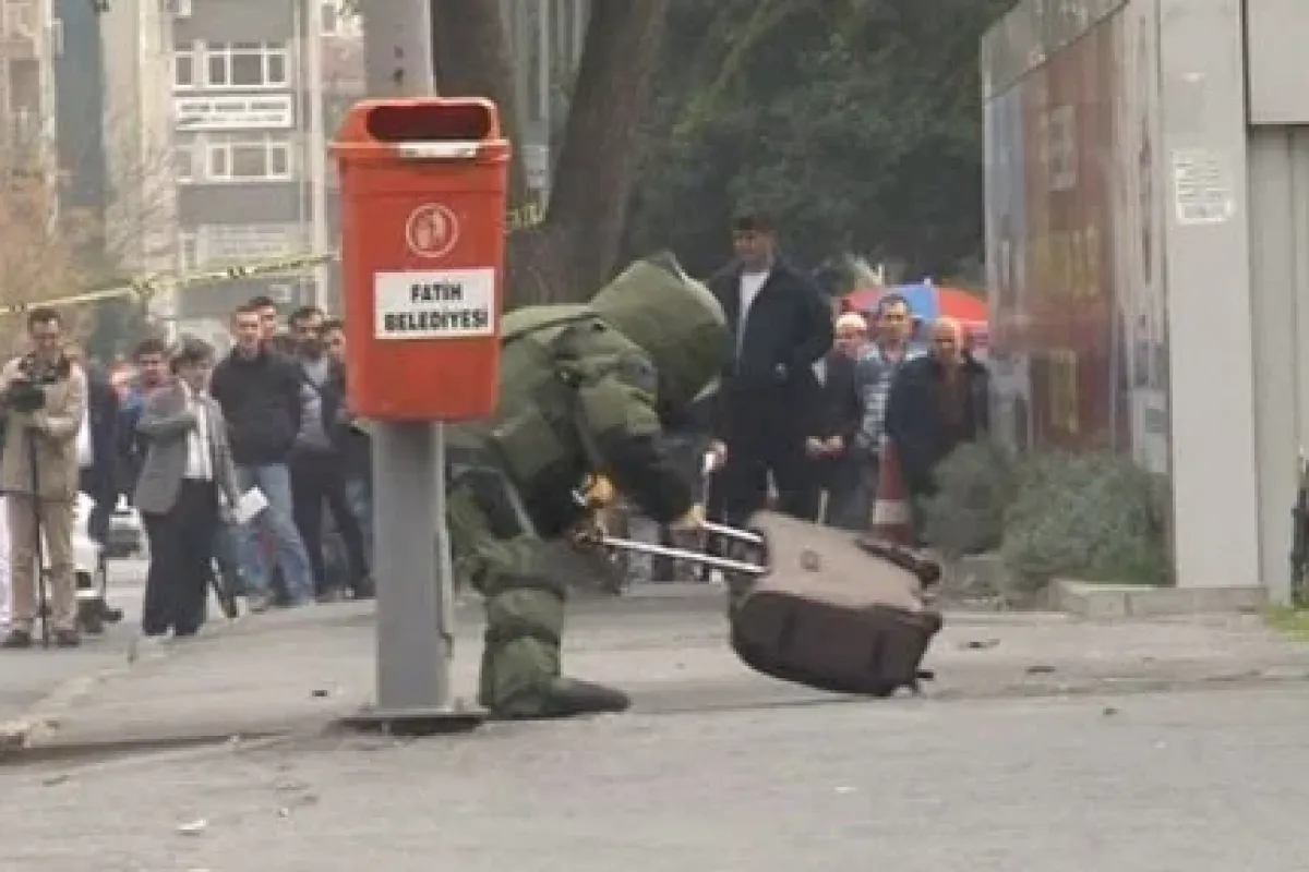 Emniyet önünde şüpheli Valiz Paniği