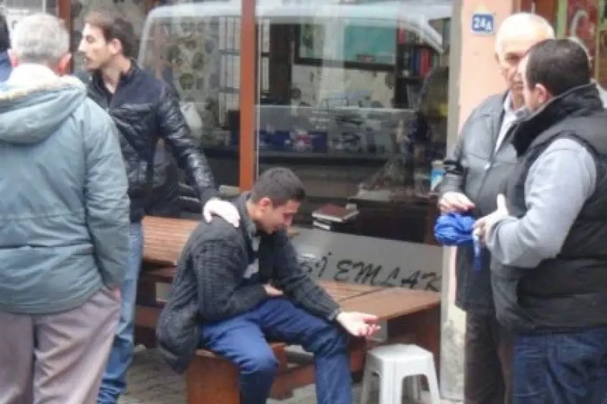 İzin Alabilmek Için Kendini Bıçakladı
