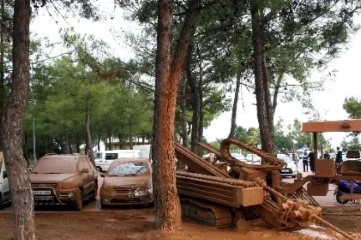 Doğalgaz Borusu Patladı Araçlar çamur Içinde Kaldı
