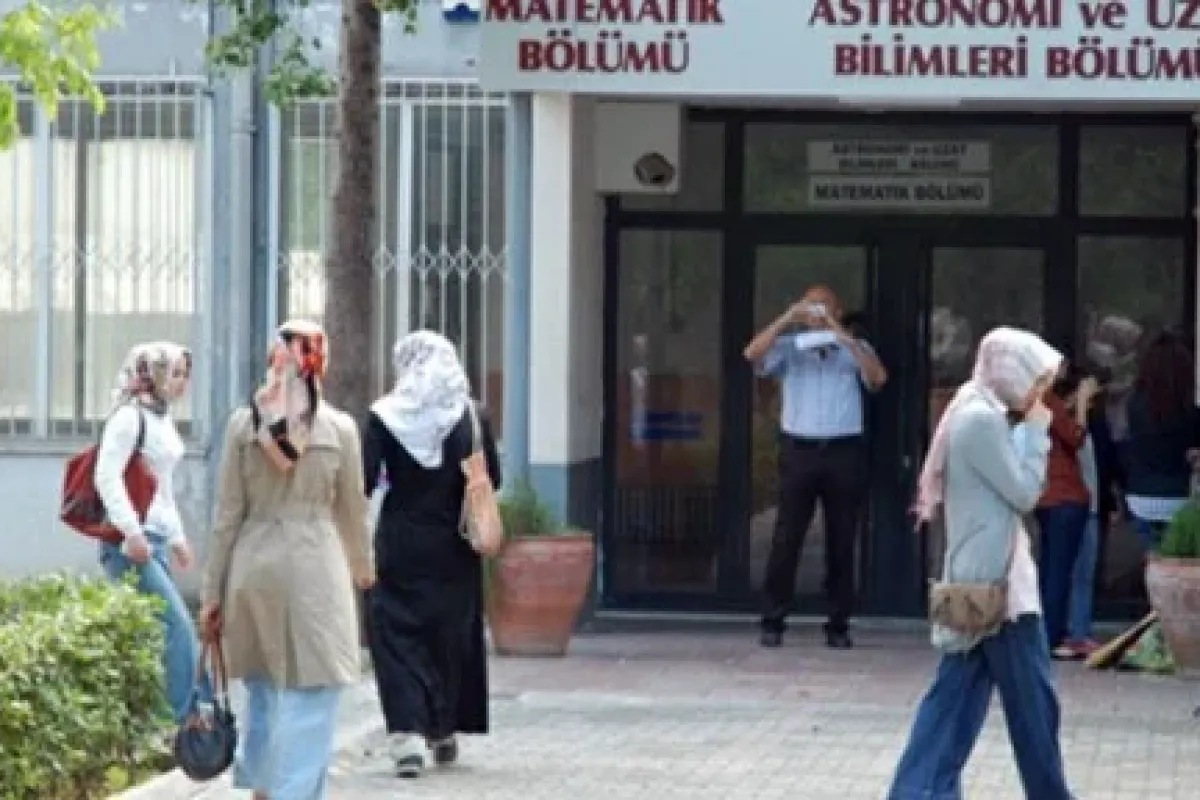 Başörtülü öğrenciyi engelleyen profesöre hapis