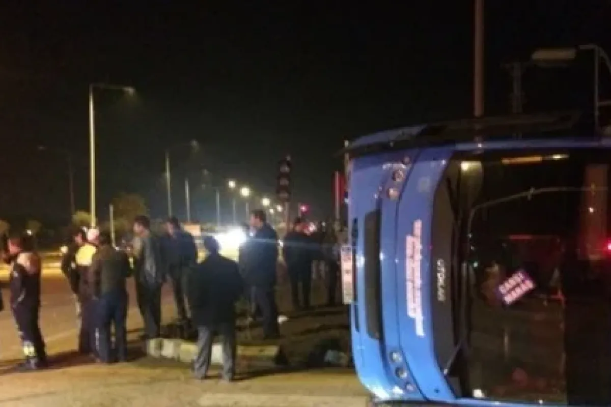 Özel Halk Otobüsü Tır Ile çarpıştı: 13 Yaralı