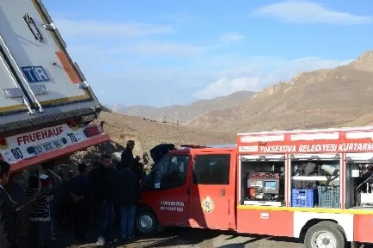 Tır Ve Minibüs çarpıştı: 2 ölü, 7 Yaralı