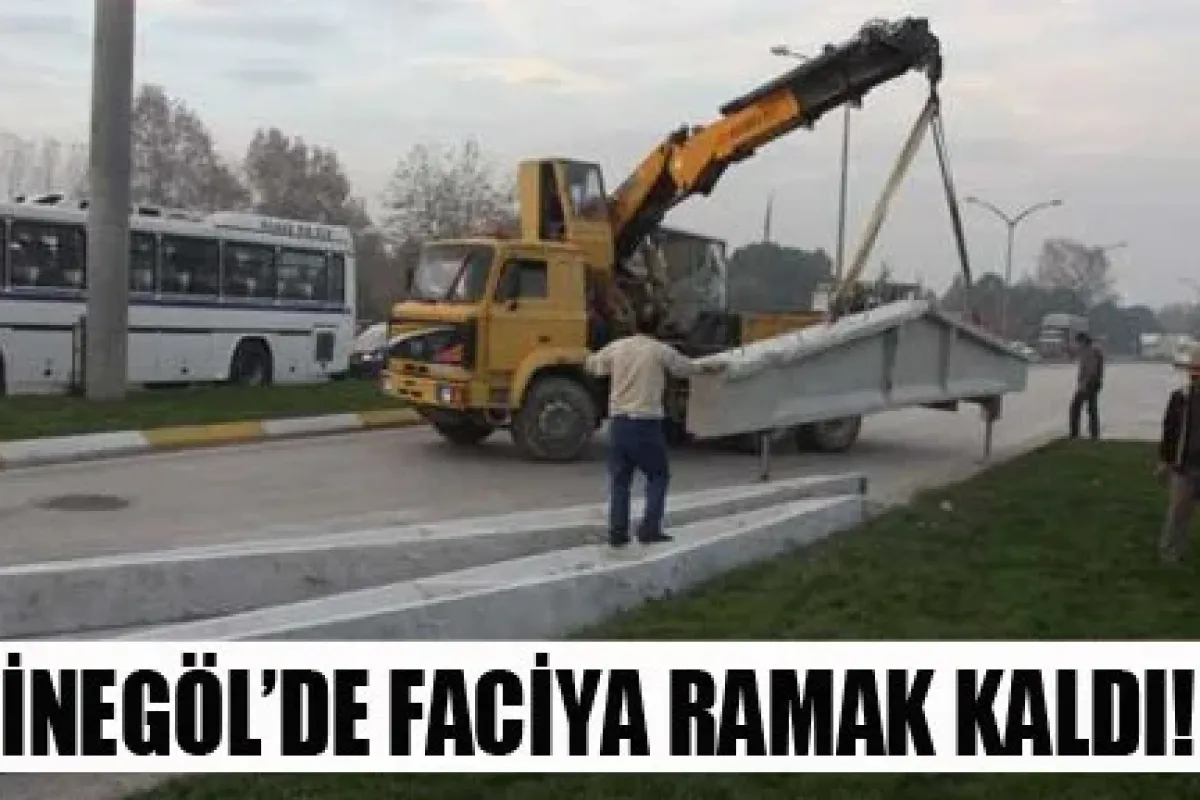 TIR’ın Kasanından Düşen Beton Bloklar OSB Girişini Trafiğe Kapattı