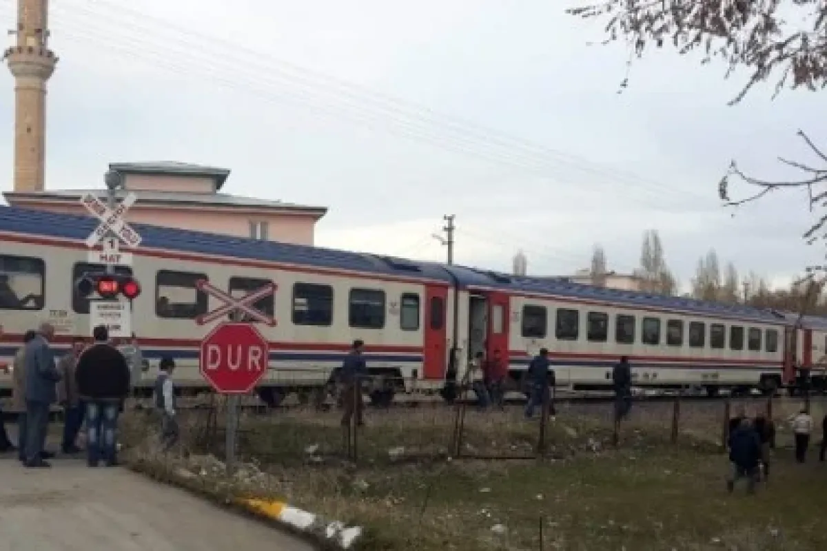 Tren Otomobile çarptı: 1 ölü, 3 Yaralı