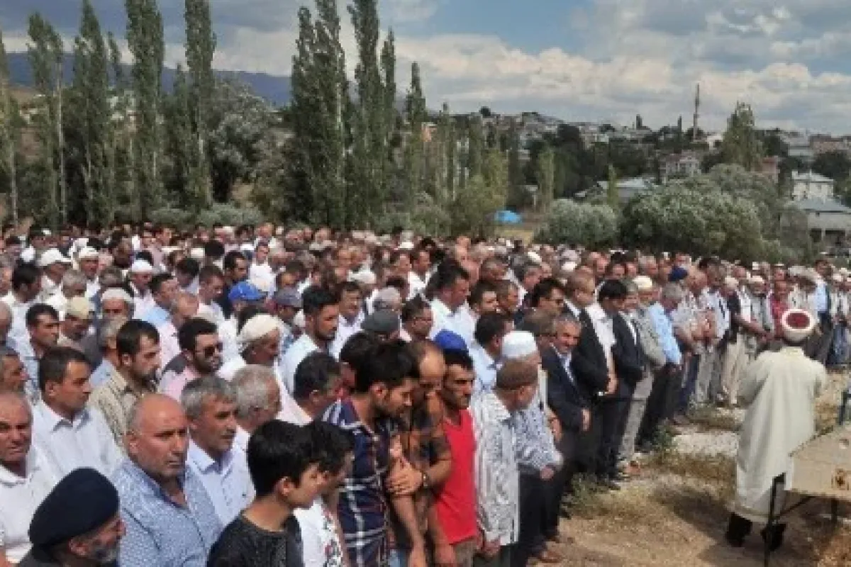 Yan Yana Gömüldüler