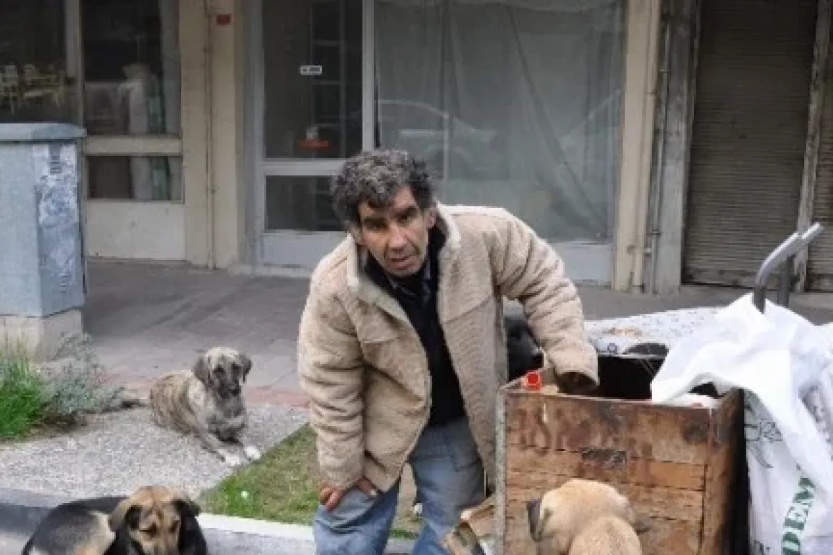 Zor Kazandığı Ekmeğini Köpekleriyle Paylaşıyor