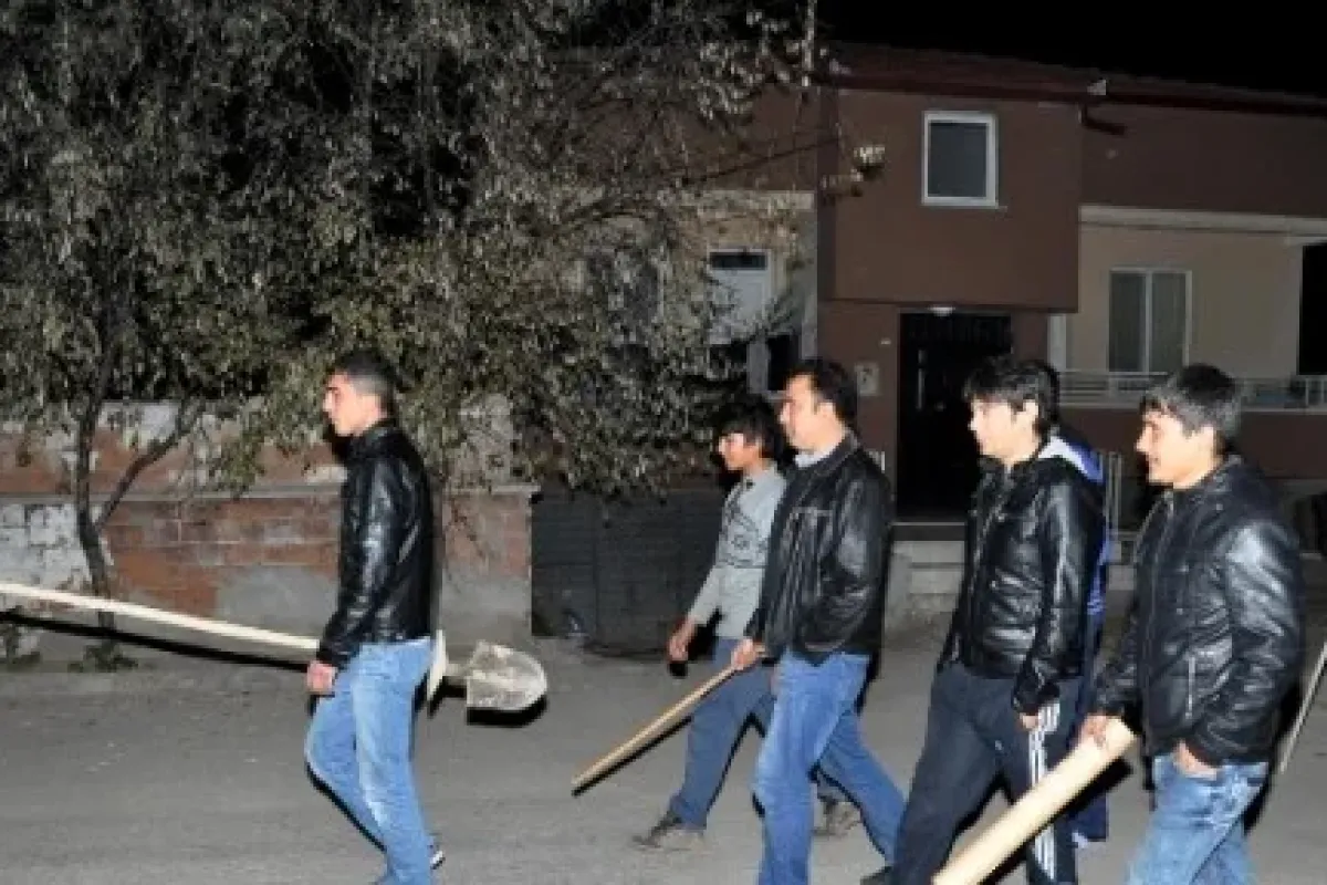 Bu Adamlar Ne Yapıyor ?
