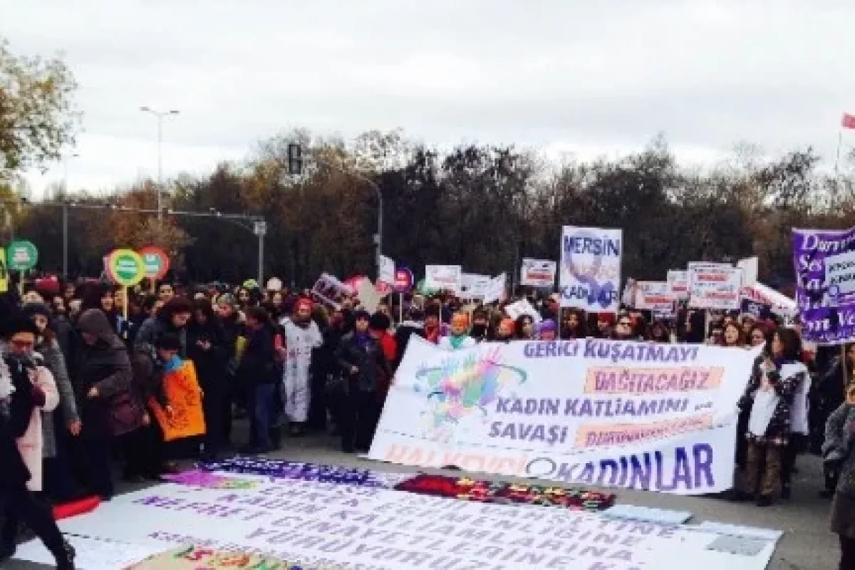 Kadınlardan "şiddet"li Ptotesto