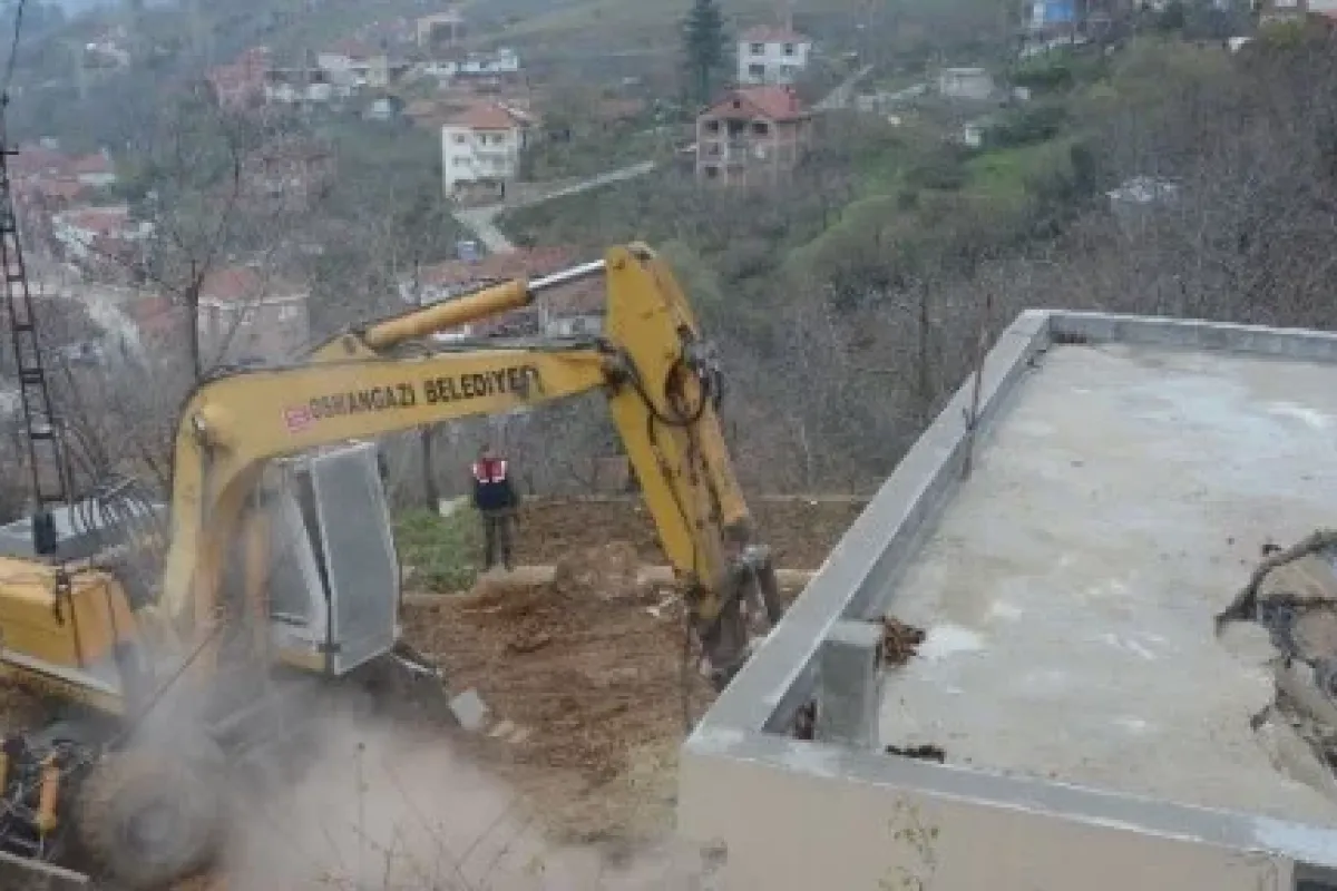 Uludağ’da Kaçak Yapılar Yıkılıyor