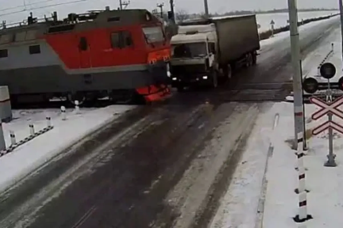 Bir Tren Sağdan Bir Tren Soldan...