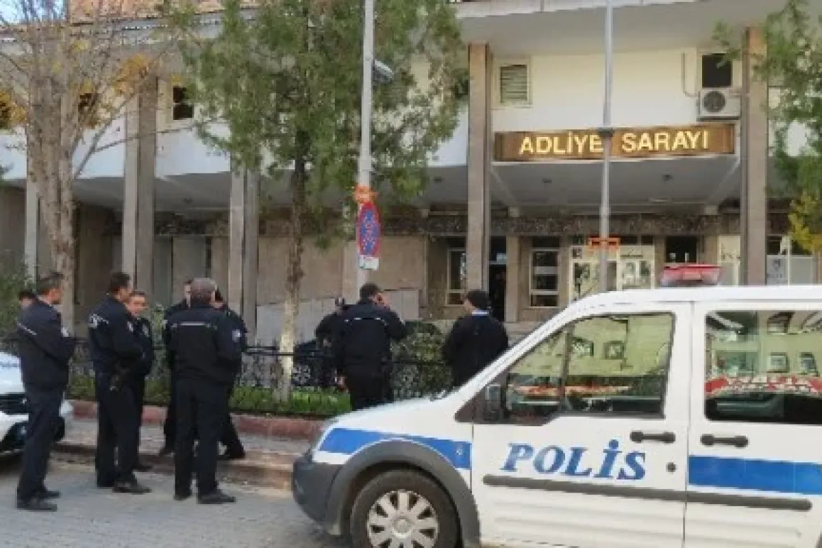 Silahlı Saldırganlara Adliye önünde Saldırı