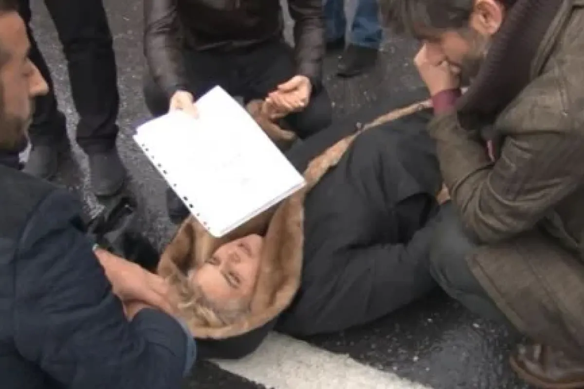 Ambulans Bekleyen Kadına şefkat Eli