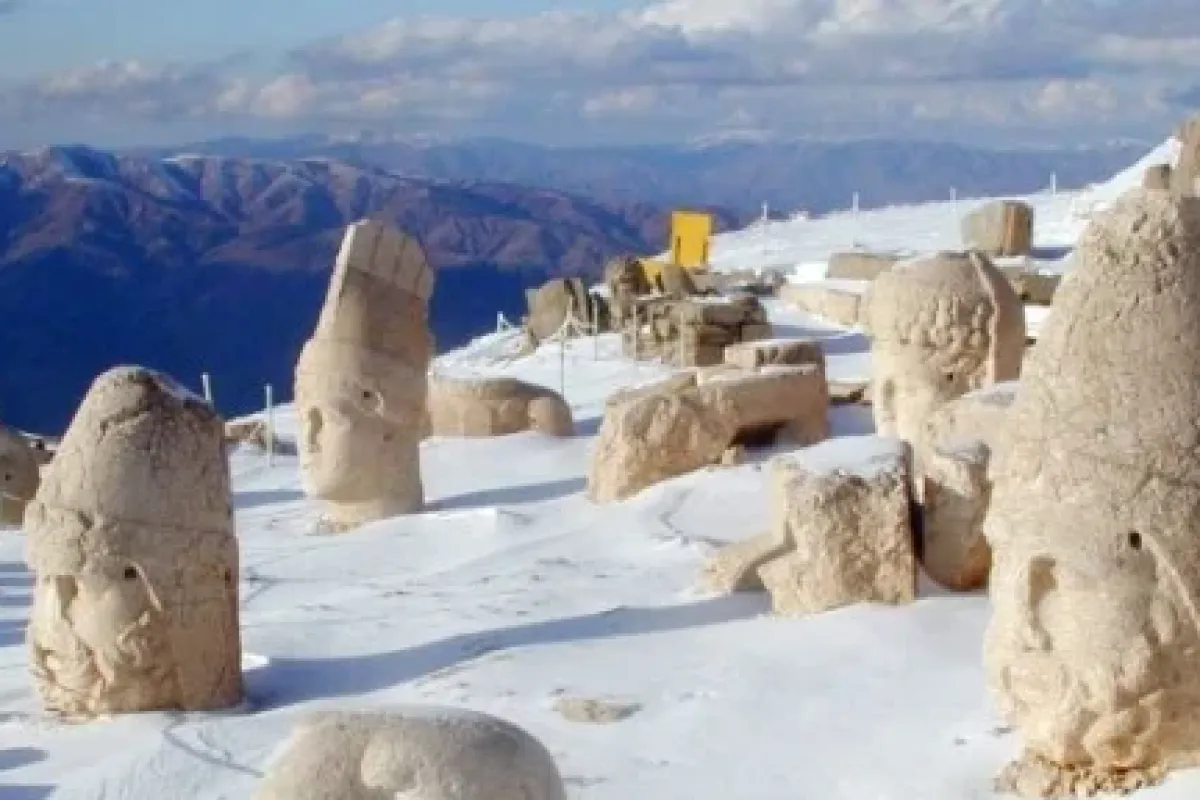 Nemrut Beyaz Gelinliğini Giydi