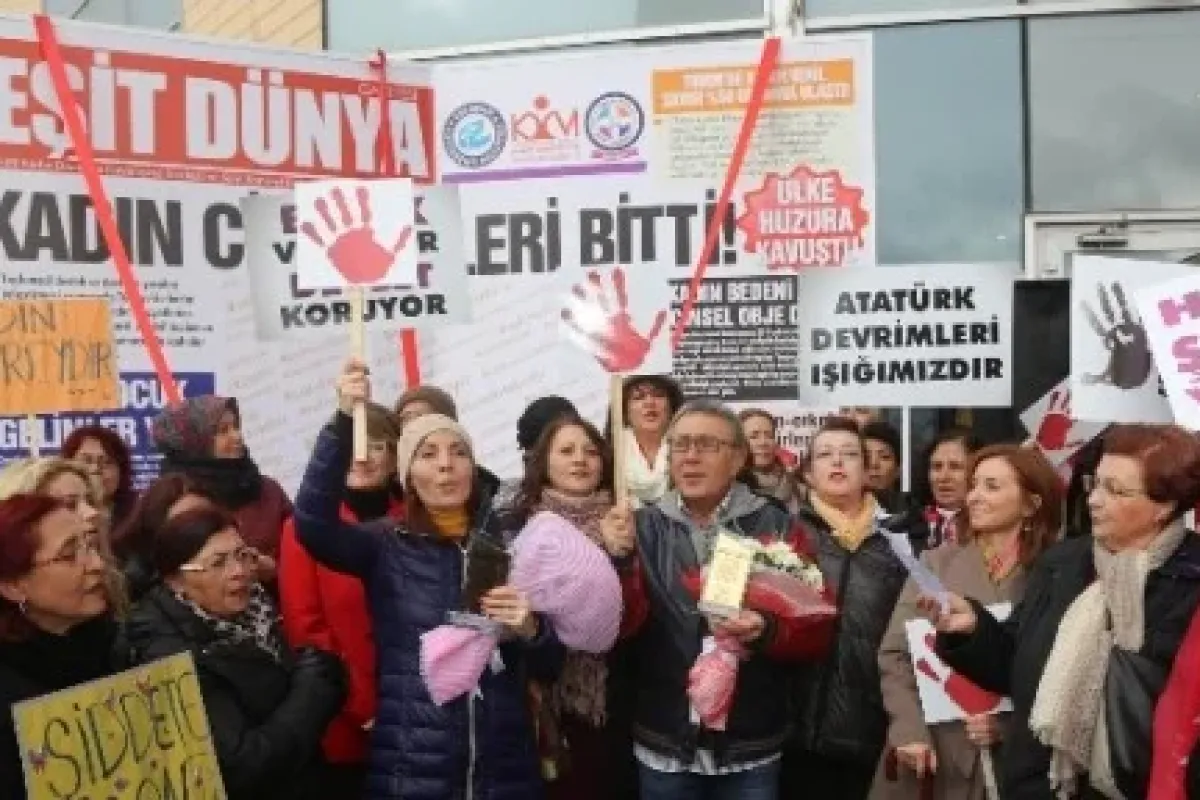 Kadınlardan Dev Boyutta "eşit Dünya Gazetesi"