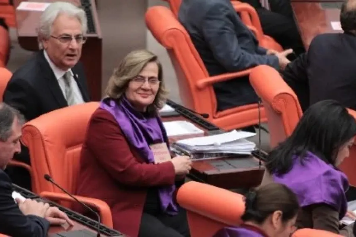 Neden Mor Fular Taktılar ?